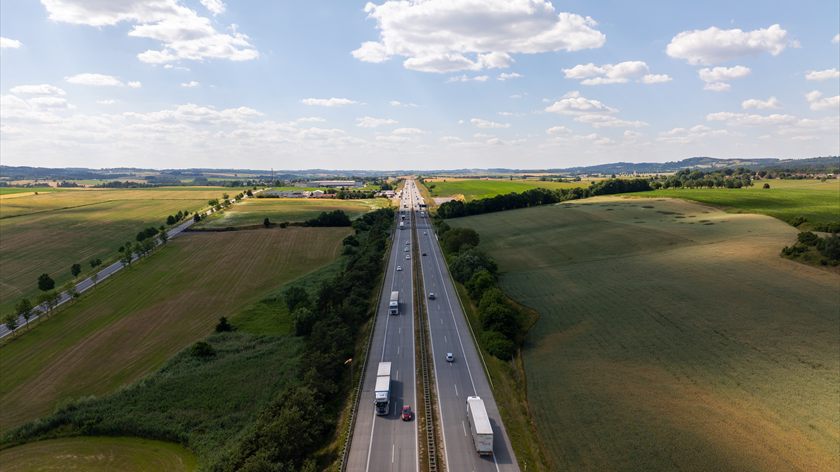 Autobahn in einer ländlichen Landschaft