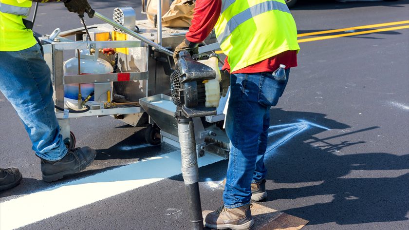Arbeiten an einer Straßenmarkierung